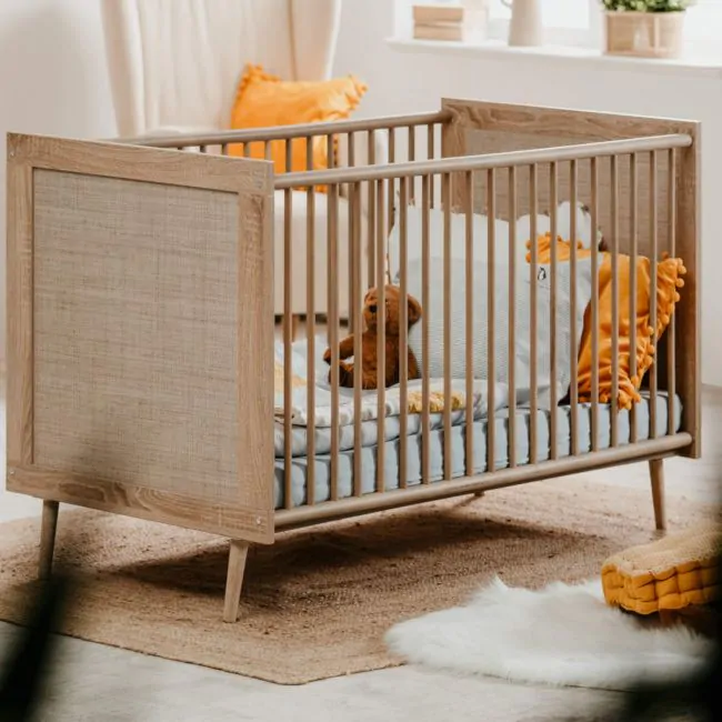 Le lit bébé à barreaux