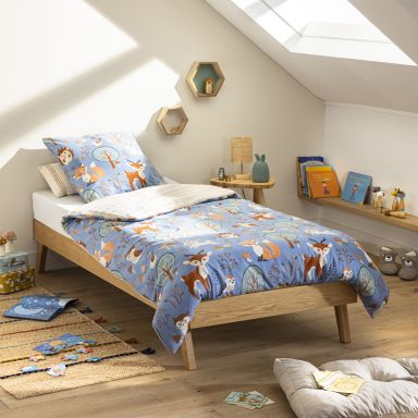 Lit enfant avec pieds évasés scandinaves