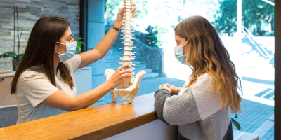 une médecin montrant un squelette à une patiente